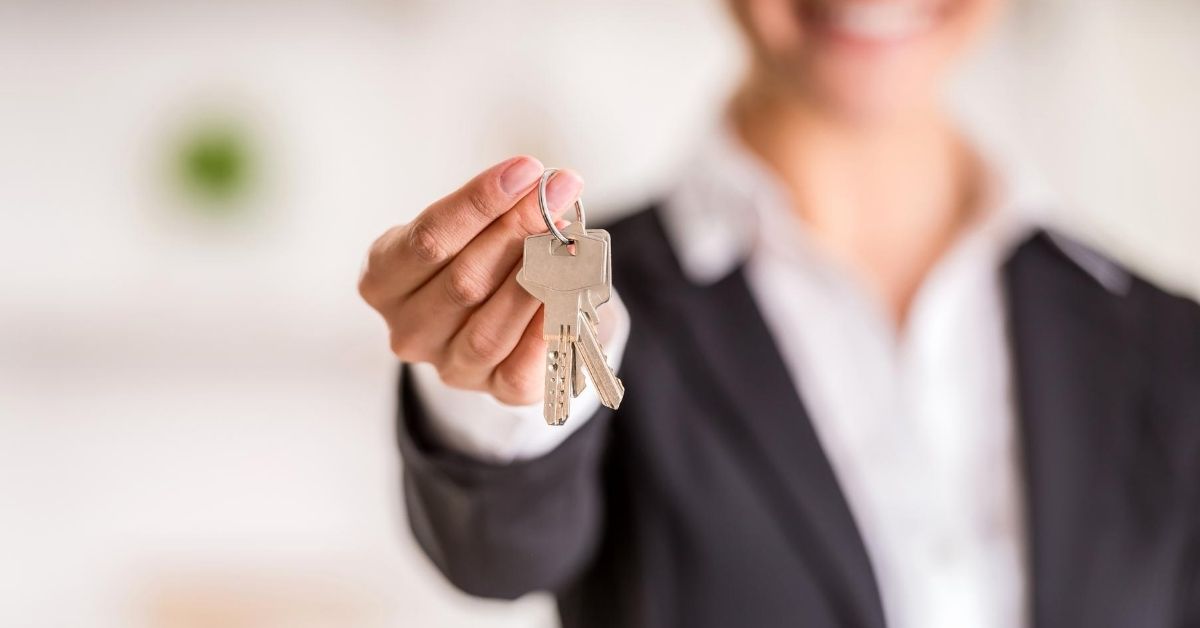 Bad Landlords to Avoid - picture of woman holding out keys